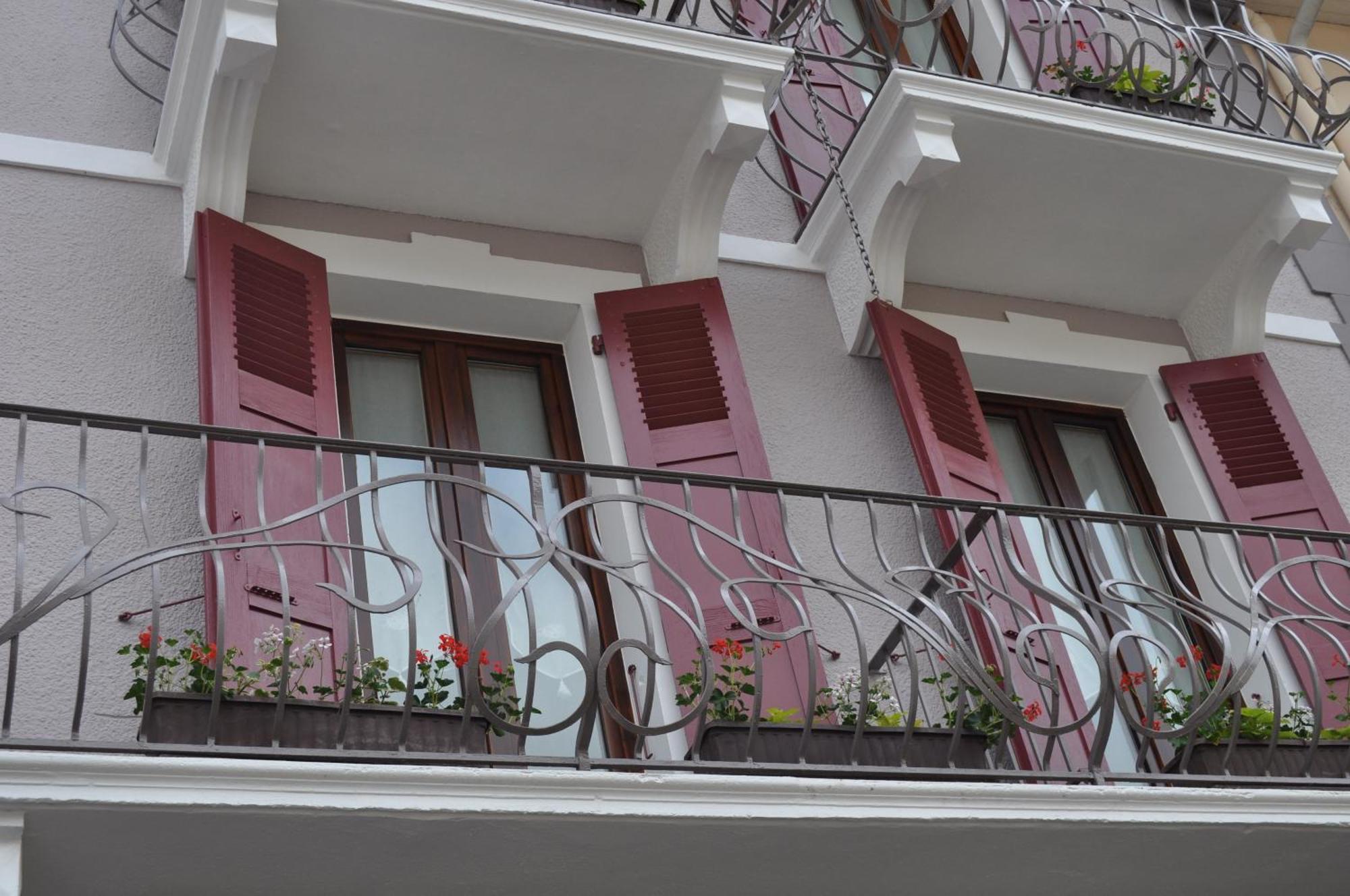 Hotel Et Appart'Hotel De L'Hermitage Thones Exterior photo